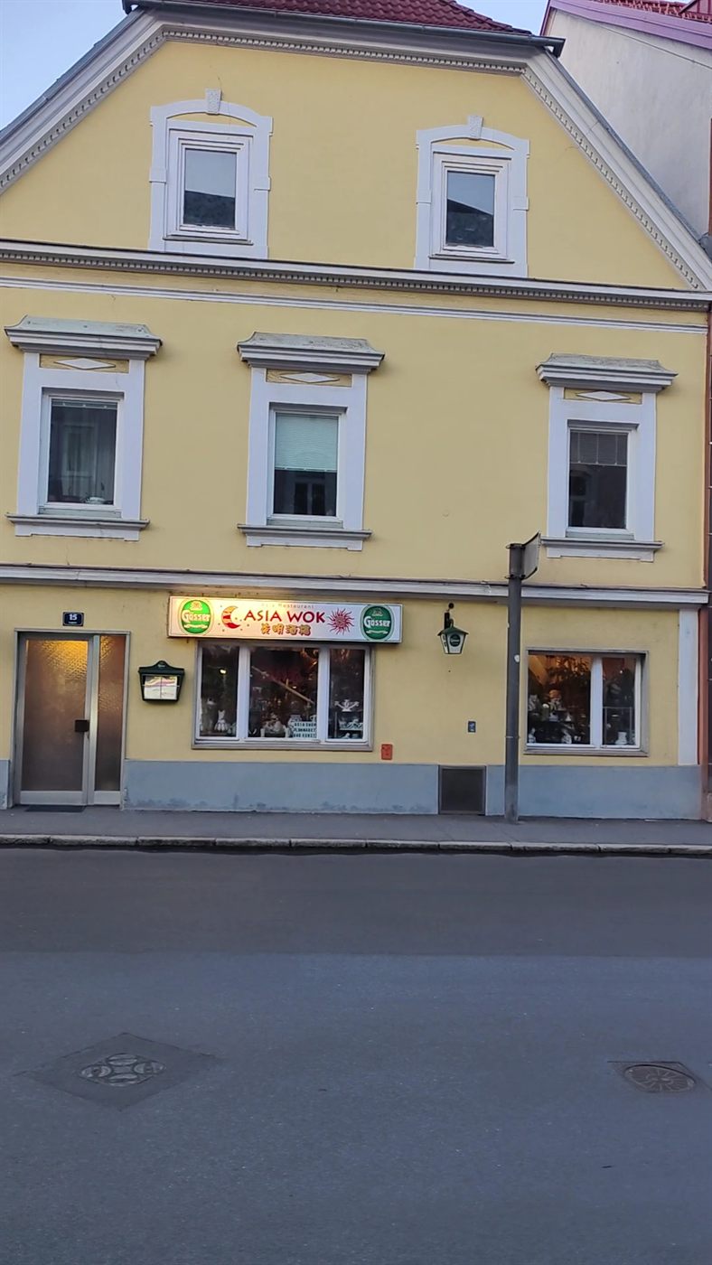 Fundstücke und Sammlerstücke im Eingangsbereich des Asia Wok